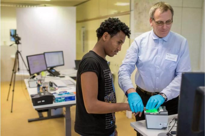 Ein Flüchtling aus Eritrea wird in der Erstaufnahmestelle im deutschen Suhl mit einem Scanner registriert. (Archivbild) Deutschland Migration