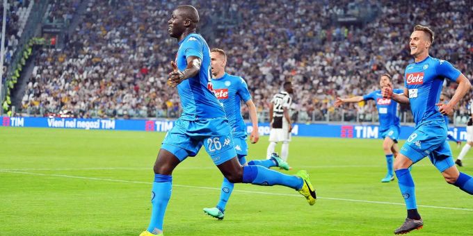 Dank einem Treffer in der 90. Minute entschied Napoli das Spitzenspiel gegen Juventus Turin auswärts mit 1:0 für sich. Damit verkleinert sich der Rückstand von Napoli auf den Serienmeister vier Runden vor Schluss auf einen Punkt. Und: Die Alte Dame hat das wohl schwierigere Restprogramm. Napoli darf weiter vom ersten Meistertitel seit 1990 träumen. Dank einem Treffer in der 90. Minute entschied Napoli das Spitzenspiel gegen Juventus Turin auswärts mit 1:0 für sich. Damit verkleinert sich der Rückstand von Napoli auf den Serienmeister vier Runden vor Schluss auf einen Punkt. Und: Die Alte Dame hat das wohl schwierigere Restprogramm. Napoli darf weiter vom ersten Meistertitel seit 1990 träumen.