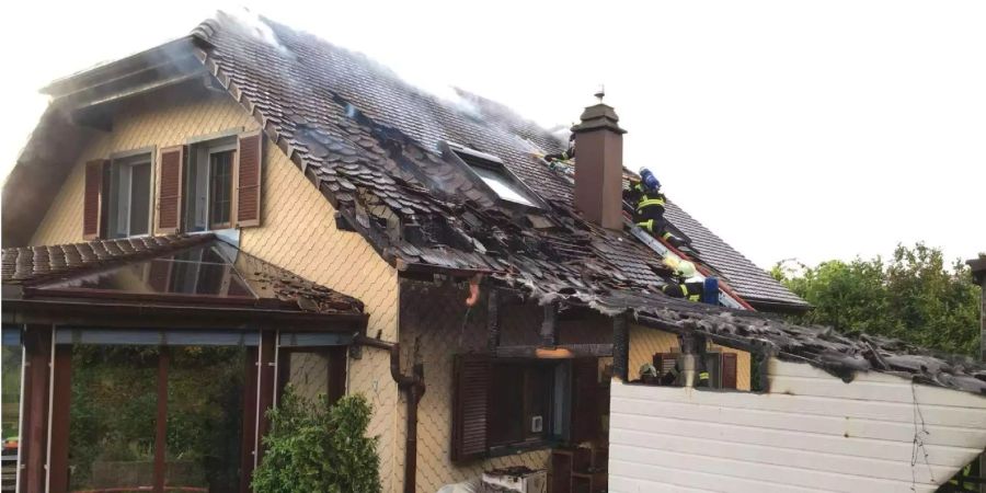 In Nuvilly FR hat ein Gasgrill einen Brand verursacht. Der Brand zerstörte das Dach eines Einfamilienhauses.