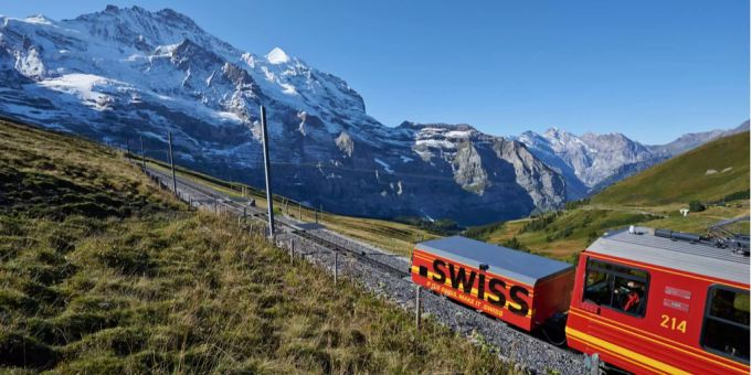 Ein Bild der Jungfraubahn vor Alpenpanorama. Ein Bild der Jungfraubahn vor Alpenpanorama.
