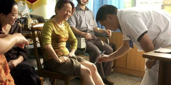 Apitherapie, Akupunktur mit Bienen, ist besonders in China als Alternativmedizin sehr verbreitet. Apitherapie, Akupunktur mit Bienen, ist besonders in China als Alternativmedizin sehr verbreitet.