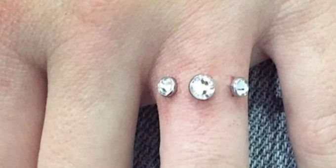 Das Fingerpiercing ist eine preisgünstige Alternative zum Verlobungsring. Das Fingerpiercing ist eine preisgünstige Alternative zum Verlobungsring.
