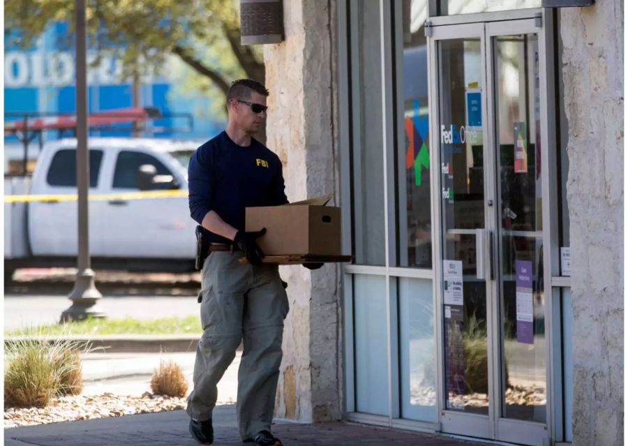 Ein FBI-Agent trägt ein Paket in eine Filiale der Firma FedEx, nachdem es erneut eine Explosion durch eine Paketbombe gegeben hat.