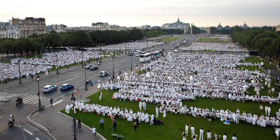 Rund 17`000 Menschen kamen zum «Dîner en blanc» zusammen.