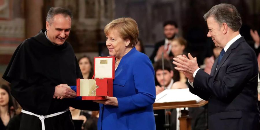 Bundeskanzlerin Angela Merkel hat das Friedenslicht des heiligen Franziskus erhalten.