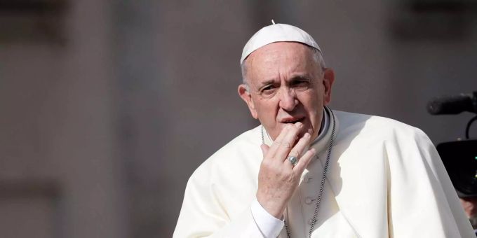 Papst Frankziskus weist die Jugendlichen darauf hin, in die Fussstapfen von Jesus Christus zu treten. Jesus Christus