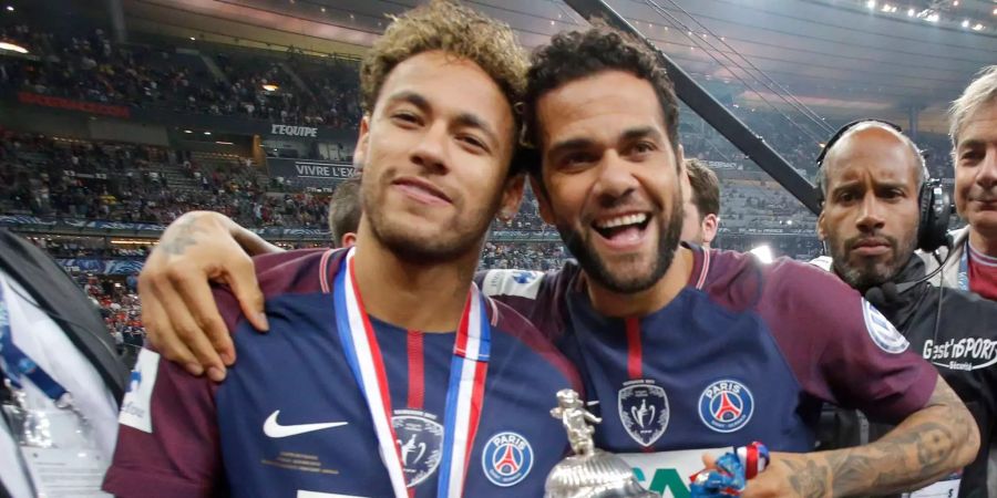 Neymar (l.) könnte noch rechtzeitig fit werden, Dani Alves verpasst die WM verletzungsbedingt.