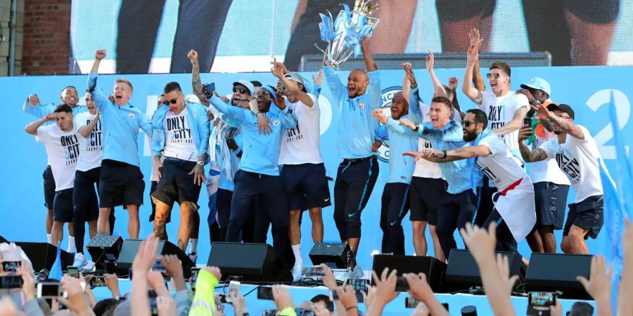 Manchester City steht schon lange als Meister fest. Pep Guardiolas Team gewann 32 von 38 Spielen und ging nur zwei Mal als Verlierer vom Platz. Als erster englischer Club überhaupt beendete City die Saison mit 100 Punkten auf dem Konto.