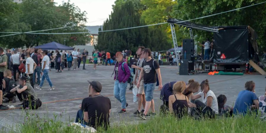 Tausende Leute im Parc sans frontieres.