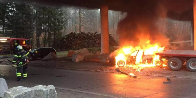 Nach dem Aufprall fing das Fahrzeug Feuer und brannte vollständig aus. Nach dem Aufprall fing das Fahrzeug Feuer und brannte vollständig aus.