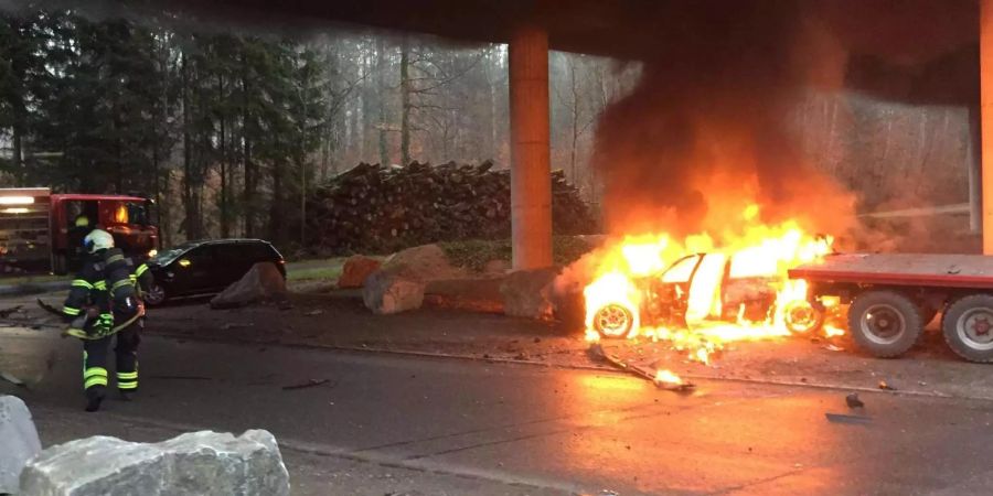 Nach dem Aufprall fing das Fahrzeug Feuer und brannte vollständig aus.