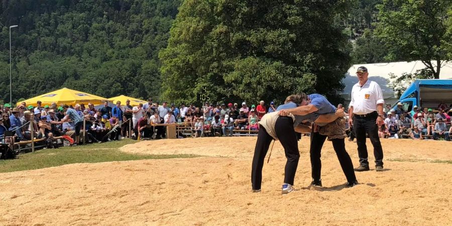 Der Spitzenkampf Willy Graber - Ruedi Roschi endet gestellt.