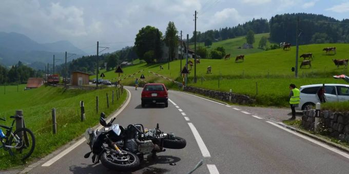 Urnäsch - Motorradfahrer prallt in Auto