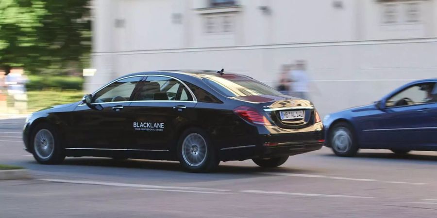 Eine Limousine von Blacklane beim Transfer zum Flughafen, Bild: Blacklane