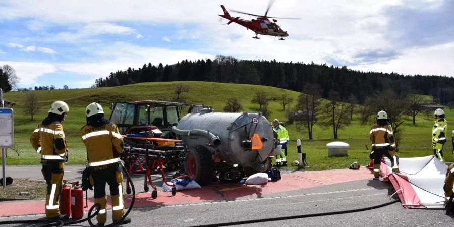 Die zuständige Feuerwehr wurde für die Bergungsarbeiten aufgeboten.