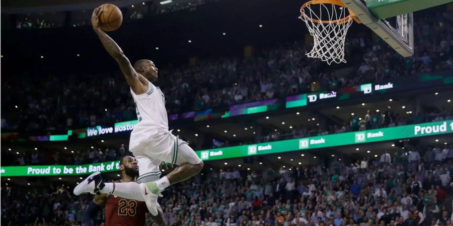 Terry Rozier (r) von Boston fliegt an LeBron James von Cleveland vorbei in Richtung Korb.