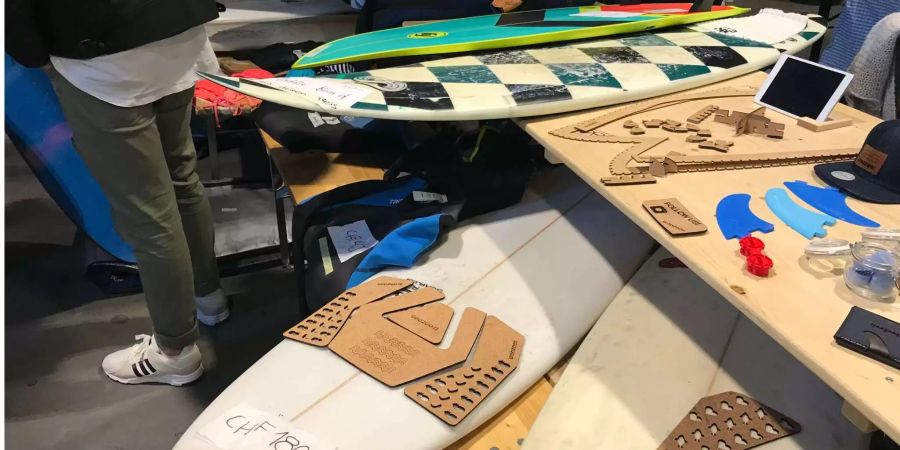 Auch Second Hand Surfbretter werden am Waveup-Surfmarkt verkauft.