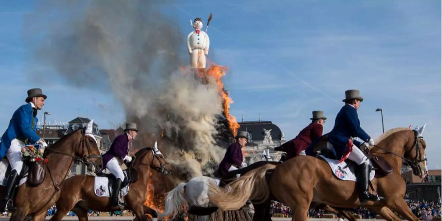 Das traditionelle Reiten rundum den brennenden «Böögg»