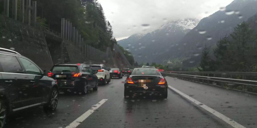 Schon kurz nach 6 Uhr morgens staute sich der Verkehr zwischen Amsteg und Göschenen UR auf über fünf Kilometern.