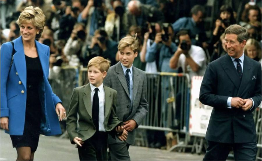 Lady Diana und Prinz Charles trennen sich.