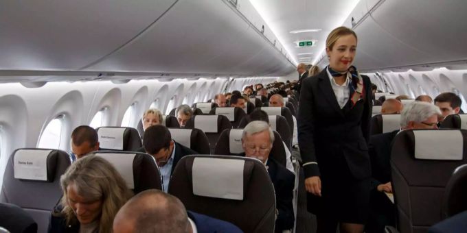 Blick in eine Flugzeug-Kabine.. Flugzeug Kabine Maskenverweigerer
