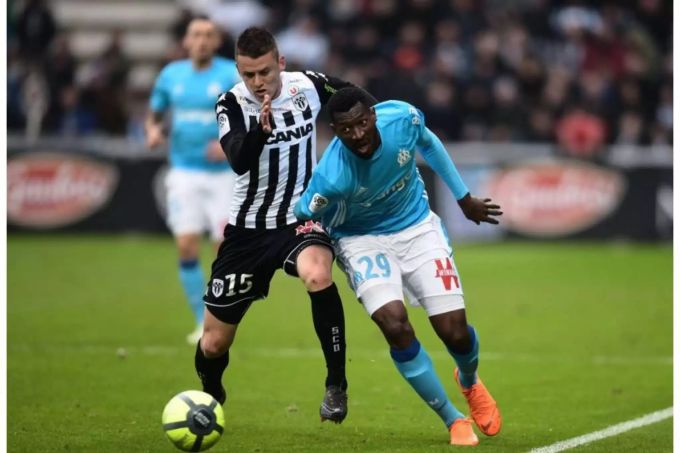 Doppelter Rückschlag im Rennen um Platz zwei hinter Paris: Sowohl Marseille (1:1 gegen Angers) als auch Monaco (0:0 gegen Amiens) straucheln. Profiteur ist Olympique Lyon, das nach dem 2:0 gegen Nantes neu vor den beiden Konkurrenten liegt. Doppelter Rückschlag im Rennen um Platz zwei hinter Paris: Sowohl Marseille (1:1 gegen Angers) als auch Monaco (0:0 gegen Amiens) straucheln. Profiteur ist Olympique Lyon, das nach dem 2:0 gegen Nantes neu vor den beiden Konkurrenten liegt.