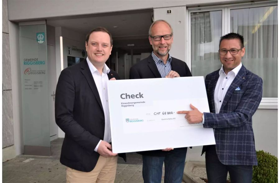 Am 30. April 2018 hat Gemeindepräsident Bürki der Gantrischplus AG einen Check im Wert von 60‘000.00 Franken überreicht.