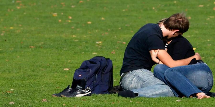 Dieses Bild soll es in Stalden auf dem Pausenplatz nicht mehr geben: Sich küssende Schüler.