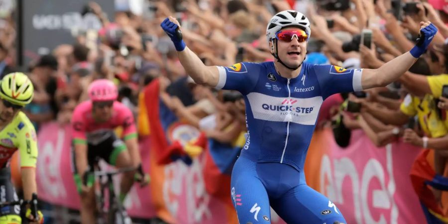 Elia Viviani jubelt nach seinem Sieg in der 2. Etappe des diesjährigen Giro d'Italia in Tel Aviv.