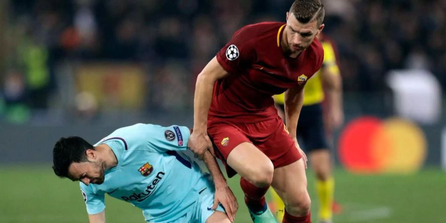 Roms Dzeko (r) im Zweikampf mit Busquets.