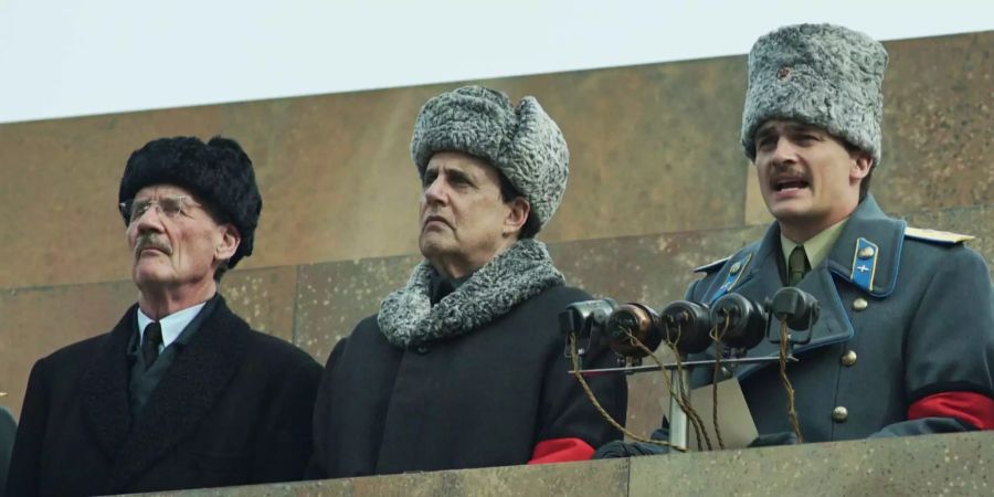 Georgi Malenkow (Jeffrey Tambor, Mitte) und Stalins Sohn Vasily (Rupert Friend).