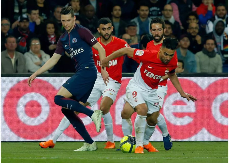 Im Gegensatz zu Manchester United muss Monaco die Krönung des Meisters live im Stadion verfolgen – und kriegt dazu auch noch heftig aufs Dach: Gleich mit 1:7 müssen sich die Monegassen gegen Paris geschlagen geben und liegen nun fünf Spiele vor Schluss 17 Punkte hinter PSG.