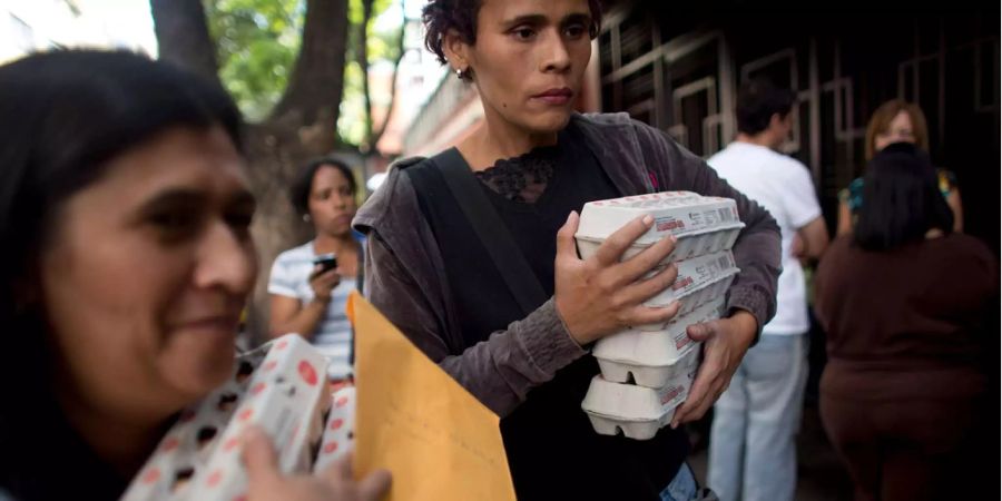 Aufgrund der Lebensmittelknappheit und der stetig steigenden Preise sichern sich Venezolaner so viele Esswaren wie möglich. (Archivbild)