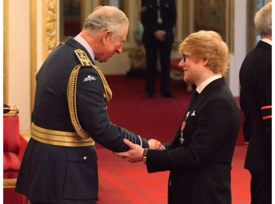 Prinz Charles verlieh Ed Sheeran im Buckingham Palast den Orden.