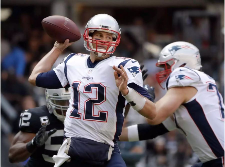 Die New England Patriots um Quarterback-Legende Tom Brady geraten beim 33:8 Sieg gegen die Oakland Raiders nie in Gefahr. Der Superstar zeigt einmal mehr eine starke Leistung: 30 von 37 Passversuchen kommen an. Er wirft 339 Yards und drei Touchdown-Pässe. Zudem wird die Defense der Patriots immer stärker. Der Titelverteidiger profitiert auch von den Niederlagen der Divisionskonkurrenten.