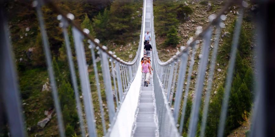 Gehört eine Hängebrücke schon bald zum Schulalltag der Oberwiler Kinder? (Symbolbild)