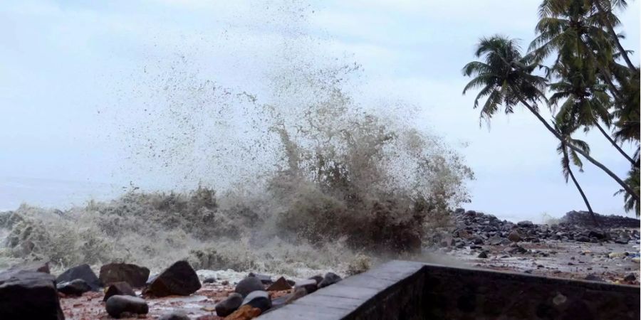 Der Wirbelsturm fegt über die Bundesstaaten Tamil Nadu und Kerala hinweg.