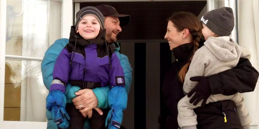 Familie Hensler mit Söhnen Janne (5) und Kimi (2).