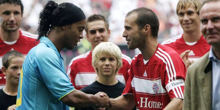 Scholl (rechts) hat als Spieler fast alles gewonnen. Hier wird er von Ronaldinho (links) verabschiedet.