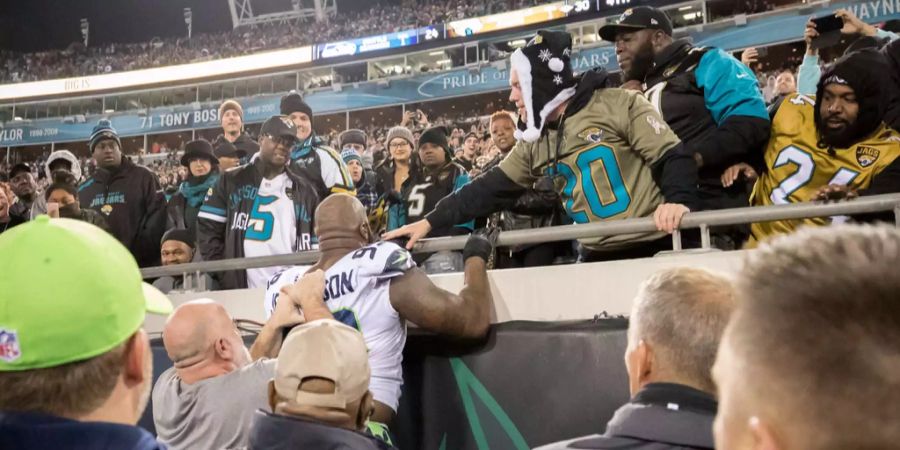 Als ganz schlechte Verlierer zeigen sich die Seattle Seahwaks in Jacksonville. Als die Niederlage feststeht, verlieren mehrere Spieler völlig die Beherrschung. Sheldon Richardson versucht gar, in die Zuschauerränge zu gelangen, um Fans zu verprügeln. Die Playoffs sind in Gefahr!