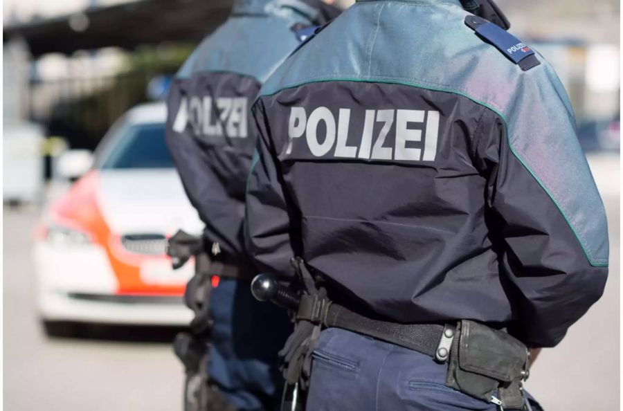 Die Fussgängerinnen wurden laut Polizei vom Auto frontal erfasst und zu Boden geschleudert.