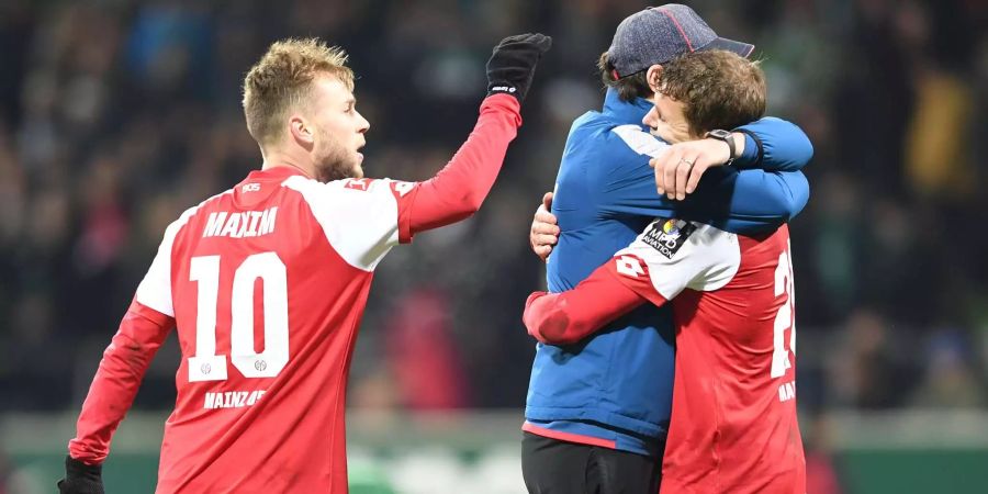 In der Bundesliga liegen Last-Minute-Treffer aktuell Hoch im Kurs: Naldo tut es für Schalke 04 schon wieder, Augsburgs Finnbogason gelingen gegen Freiburg sogar zwei Treffer in der Nachspielzeit. Und mit Fabian Frei reiht sich auch ein Schweizer unter die späten Torschützen ein: Der Mainzer gleicht mit seinem ersten Bundesligator das Spiel gegen Bremen in der 93. Minute aus.