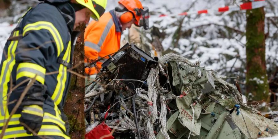 Am Donnerstagabend stürzte eine Cessna in einem Wald bei Waldburg ab.