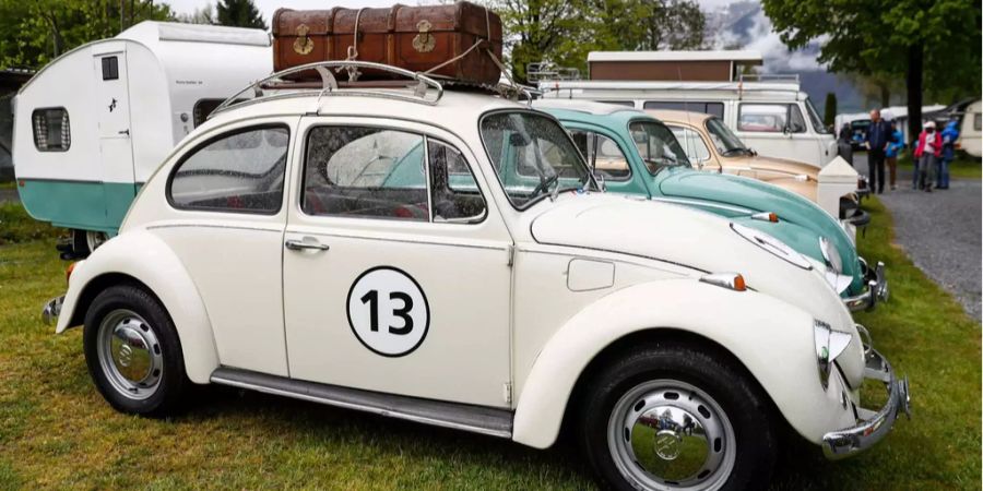 Ein Koffer liegt auf dem Dach eines VW Kaefer, beim Kaefertreffen am Sonntag, 7. Mai 2017 in Brienz.