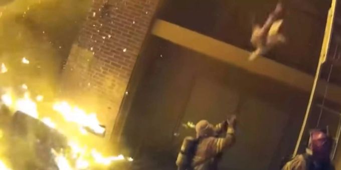 Heroische Tat - Feuerwehrmann fängt fallendes Kind