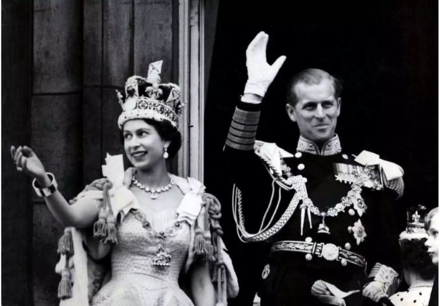 Queen Elizabeth II. und Prinz Philip bei ihrer Krönung am 2. Juni 1953.