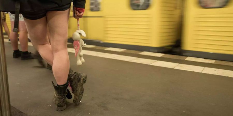 In Berlin trafen sich ungefähr 200 Teilnehmer für die unten-fast-ohne-U-Bahn-Fahrt.