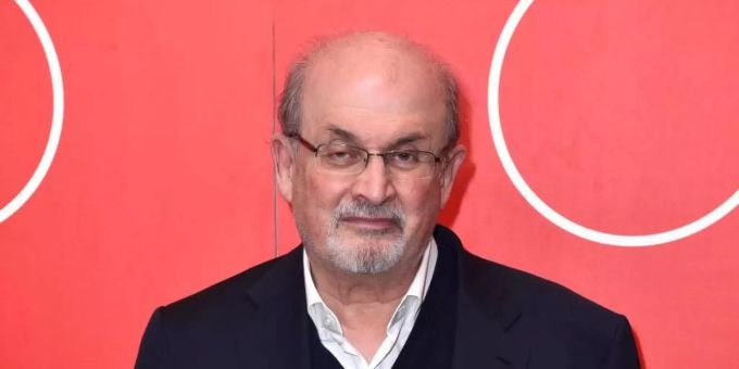 Salman Rushdie legt mit "Sprachen der Wahrheit - Texte 2003-2020" ein neues Buch vor. Foto: Matt Crossick/PA Wire/dpa Salman Rushdie legt mit "Sprachen der Wahrheit - Texte 2003-2020" ein neues Buch vor. Foto: Matt Crossick/PA Wire/dpa