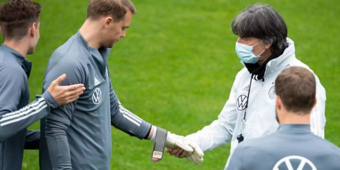 Manuel Neuer zeigt Bundestrainer Joachim Löw die Torwarthandschuhe für sein 100. Länderspiel. Foto: Federico Gambarini/dpa Manuel Neuer zeigt Bundestrainer Joachim Löw die Torwarthandschuhe für sein 100. Länderspiel. Foto: Federico Gambarini/dpa