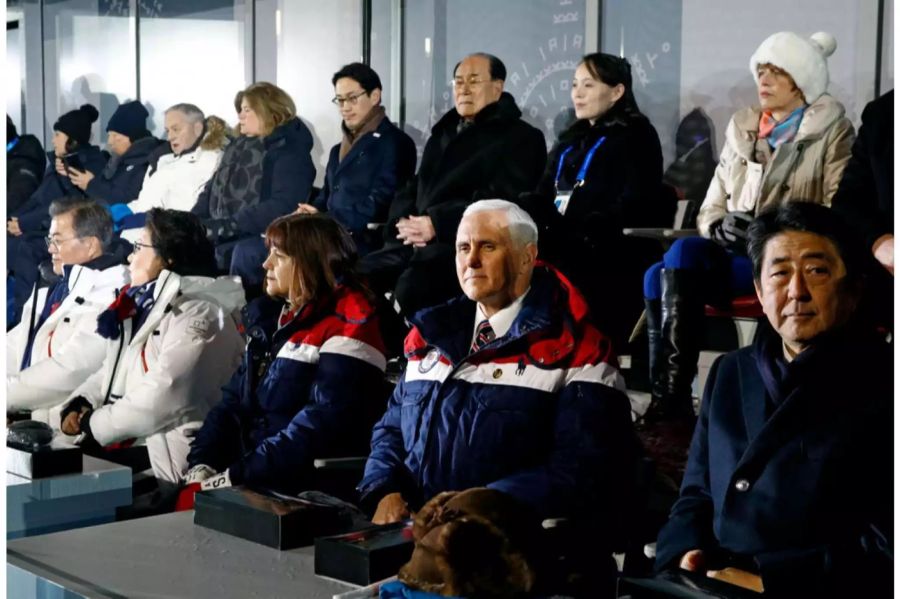 US-Vizepräsident Mike Pence (in rot, weiss, blau), Südkoreas Präsident Moon Jae-in (in weiss) und Kim Yo Jong, die Schwester von Nordkoreas Machthaber Kim Jon Un auf einem Foto vereint.